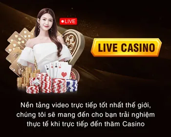 Vận động viên tennis đang giao bóng mạnh mẽ
